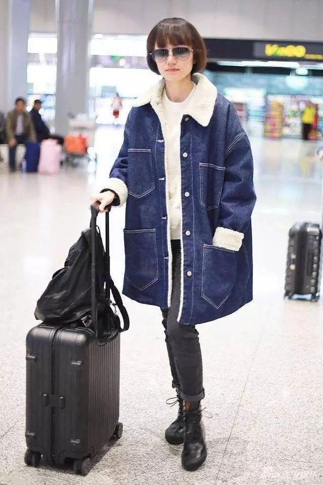 波波头短发搭配基础休闲装优雅大气,41岁袁泉真有气质感!