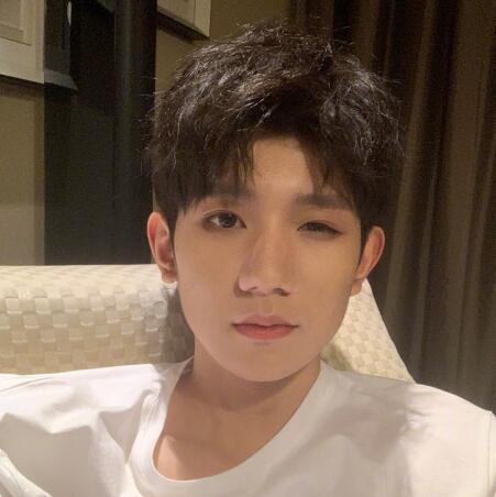 疯狂私生饭?王源车窗未关被粉丝狂扒车门!粉丝震怒惹众议