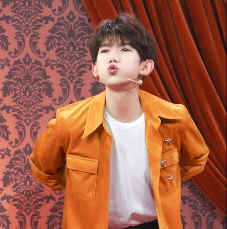 疯狂私生饭?王源车窗未关被粉丝狂扒车门!粉丝震怒惹众议