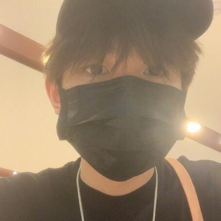 疯狂私生饭?王源车窗未关被粉丝狂扒车门!粉丝震怒惹众议