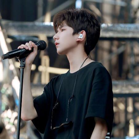 疯狂私生饭?王源车窗未关被粉丝狂扒车门!粉丝震怒惹众议