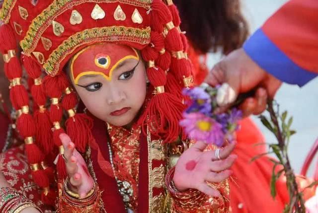 尼泊尔活女神,在位风光无限,国王见她都要下跪,退位却无人敢娶