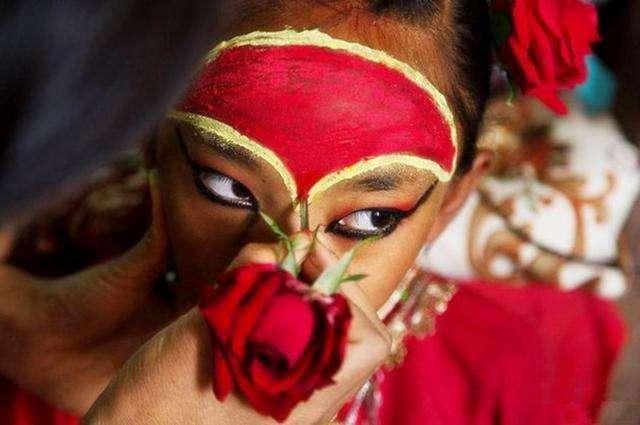 尼泊尔活女神,在位风光无限,国王见她都要下跪,退位却无人敢娶