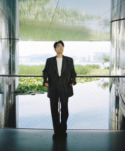 ​赵又廷38岁生日写真，山海旷野之中静而不争，引起网友热议