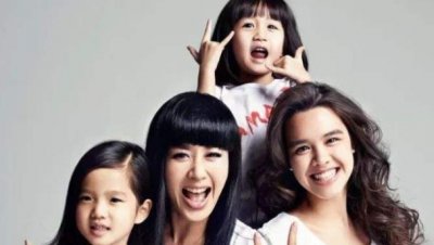 ​钟丽缇家的身材基因太绝了！两代人同框拍照，像是误入了盘丝洞