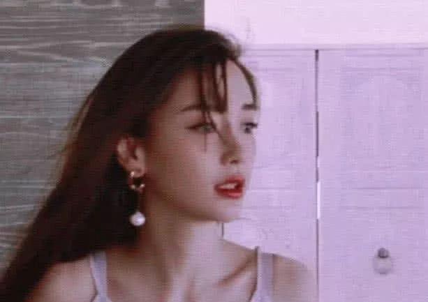 如果天突然下起了雨我不会避躲，因为我知道有一个人会守护着我