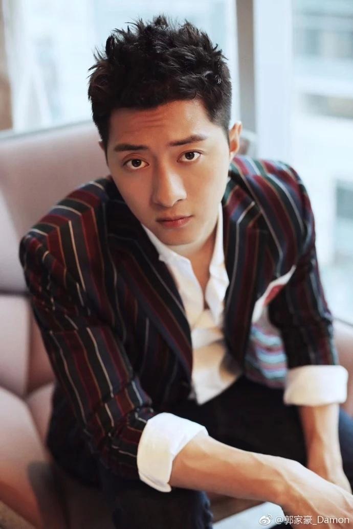 长相帅气,娶相恋多年的大学同学恩爱至今,如今2岁儿子长得可爱