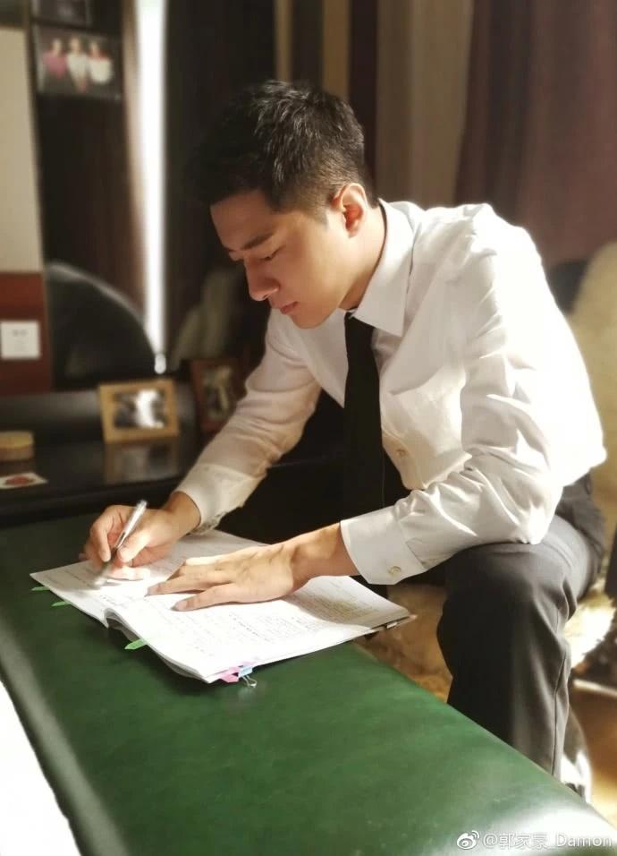 长相帅气,娶相恋多年的大学同学恩爱至今,如今2岁儿子长得可爱