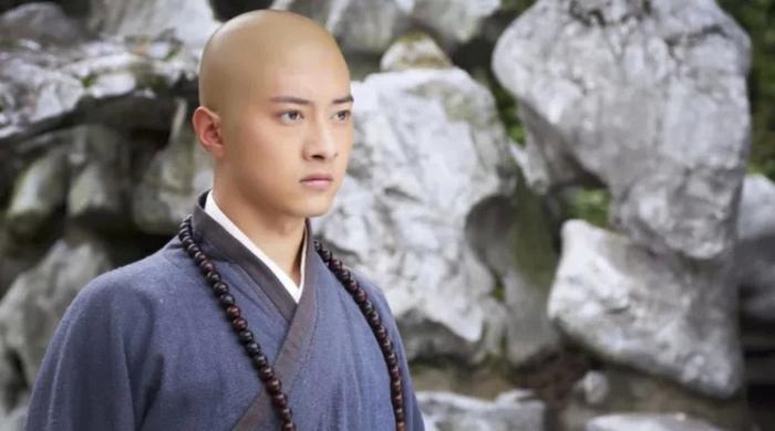 长相帅气,娶相恋多年的大学同学恩爱至今,如今2岁儿子长得可爱