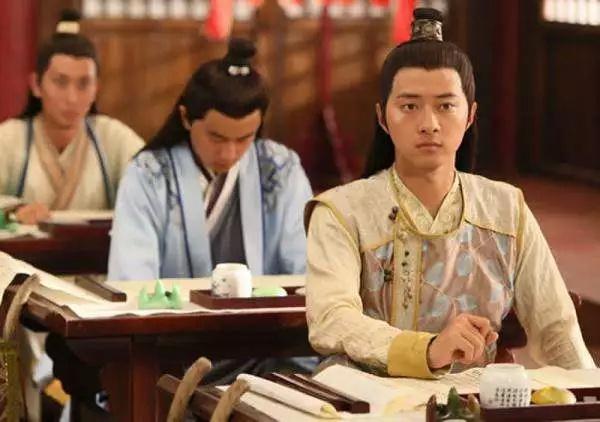 长相帅气,娶相恋多年的大学同学恩爱至今,如今2岁儿子长得可爱