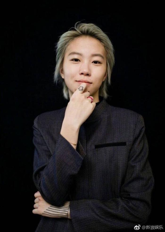 周迅带窦靖童回老家过年,网友:这关系有点乱