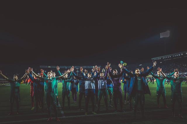 竟然一年啦!全场鼓掌致意对手泣不成声,纪念逝去的意甲传奇