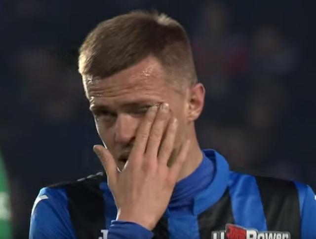 竟然一年啦!全场鼓掌致意对手泣不成声,纪念逝去的意甲传奇