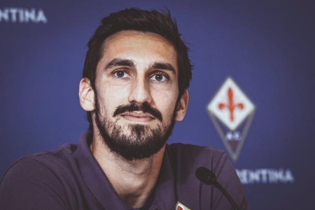 竟然一年啦!全场鼓掌致意对手泣不成声,纪念逝去的意甲传奇