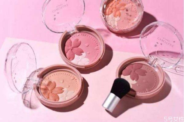 腮红液和腮红膏哪个好用 腮红液前要用散粉吗 腮红液和腮红膏哪个好用 腮红液前要用散粉吗