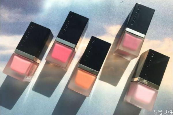 腮红液和腮红膏哪个好用 腮红液前要用散粉吗 腮红液和腮红膏哪个好用 腮红液前要用散粉吗