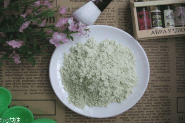 自制绿豆粉面膜的危害 绿豆粉面膜的功效 自制绿豆粉面膜的危害 绿豆粉面膜的功效