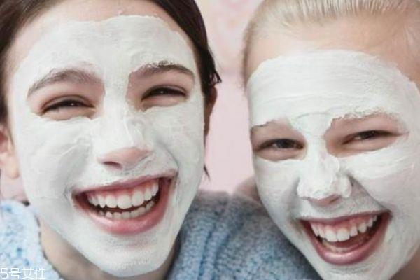 自制绿豆粉面膜的危害 绿豆粉面膜的功效 自制绿豆粉面膜的危害 绿豆粉面膜的功效