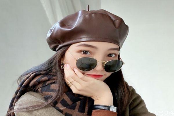棕色帽子怎么搭配衣服 棕色帽子配黑色衣服好看吗 棕色帽子怎么搭配衣服 棕色帽子配黑色衣服好看吗