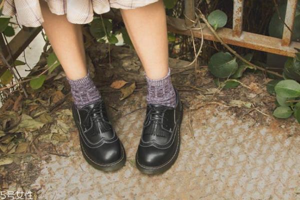皮鞋为什么会臭 脚部汗腺导致 皮鞋为什么会臭 脚部汗腺导致
