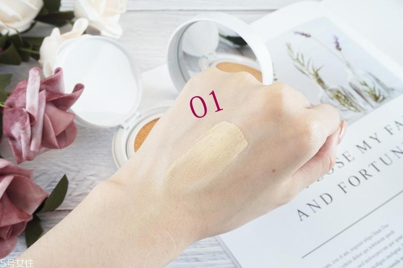 雅诗兰黛晶透沁白气垫遮瑕效果好吗 和dw气垫哪个好 雅诗兰黛晶透沁白气垫遮瑕效果好吗 和dw气垫哪个好