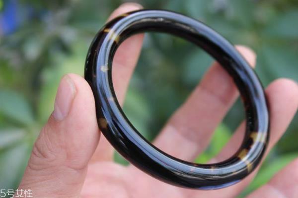 玳瑁手镯的功效与作用 好处非常多 玳瑁手镯的功效与作用 好处非常多