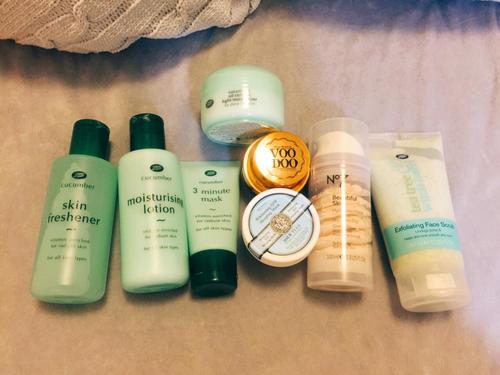 秋季怎样选护肤品 秋季用保湿的还是滋润的护肤品 秋季怎样选护肤品 秋季用保湿的还是滋润的护肤品