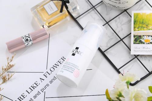 秋季怎样选护肤品 秋季用保湿的还是滋润的护肤品 秋季怎样选护肤品 秋季用保湿的还是滋润的护肤品