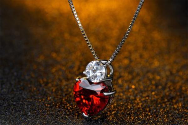 水晶变黑是什么原因 水晶变黑了怎么办 水晶变黑是什么原因 水晶变黑了怎么办