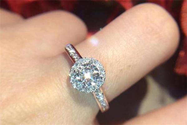 钻戒群镶好还是单独一颗好 群镶钻戒为什么价格比较低 钻戒群镶好还是单独一颗好 群镶钻戒为什么价格比较低