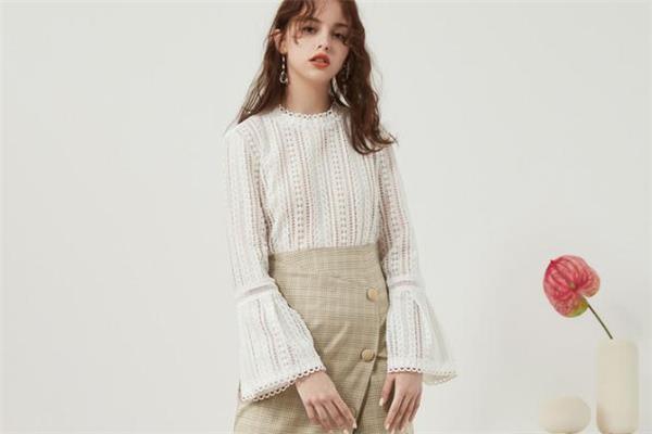 白色衣服沾到粉底怎么洗干净 粉底液蹭到白衣服上怎么洗 白色衣服沾到粉底怎么洗干净 粉底液蹭到白衣服上怎么洗