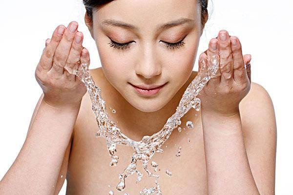 红茶水洗脸可以消除黑眼圈吗 红茶水洗脸可以抗皱吗 红茶水洗脸可以消除黑眼圈吗 红茶水洗脸可以抗皱吗