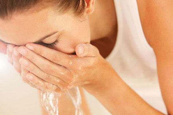 红茶水洗脸可以消除黑眼圈吗 红茶水洗脸可以抗皱吗 红茶水洗脸可以消除黑眼圈吗 红茶水洗脸可以抗皱吗