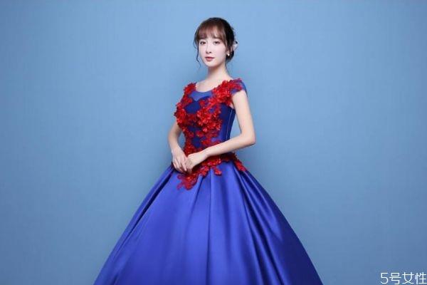 女生年会穿什么衣服合适 女生参加年会的穿搭有什么 女生年会穿什么衣服合适 女生参加年会的穿搭有什么