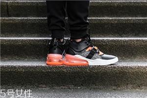 运动鞋比皮鞋大一码还是小一码? 运动鞋比皮鞋大一码还是小一码?