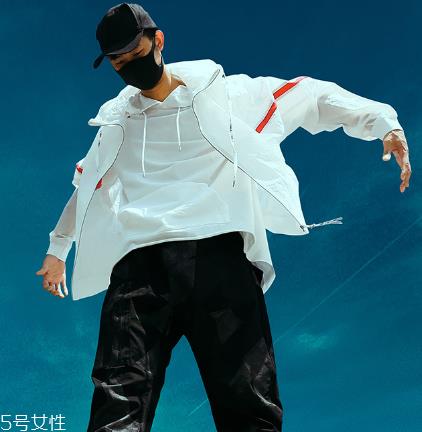 防晒衣里面穿什么？防晒衣里面怎么搭配？