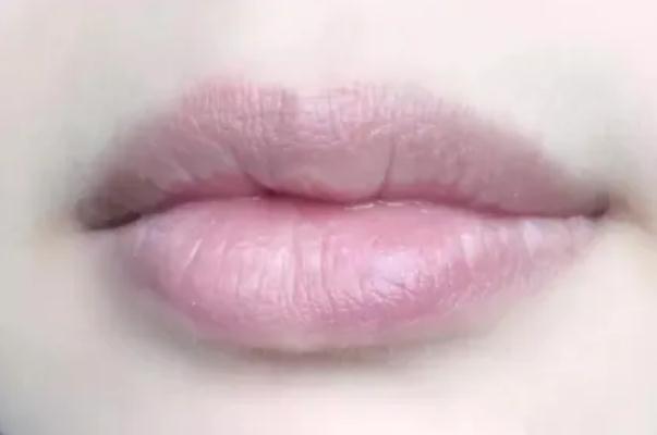 唇纹深是什么原因造成的 唇纹深适合什么质地的口红 唇纹深是什么原因造成的 唇纹深适合什么质地的口红