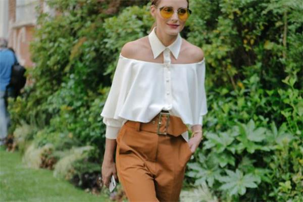 露肩衬衫下面搭配什么 性感撩人穿搭 露肩衬衫下面搭配什么 性感撩人穿搭