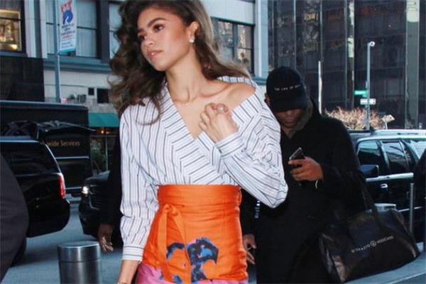 露肩衬衫下面搭配什么 性感撩人穿搭 露肩衬衫下面搭配什么 性感撩人穿搭