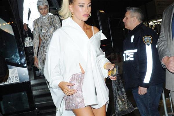 露肩衬衫下面搭配什么 性感撩人穿搭 露肩衬衫下面搭配什么 性感撩人穿搭