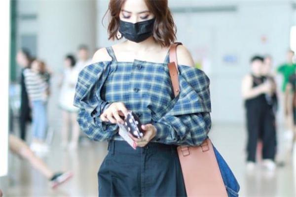 露肩衬衫下面搭配什么 性感撩人穿搭 露肩衬衫下面搭配什么 性感撩人穿搭