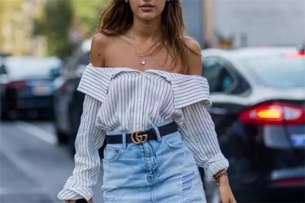 露肩衬衫下面搭配什么 性感撩人穿搭 露肩衬衫下面搭配什么 性感撩人穿搭