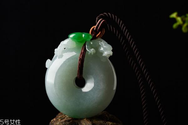 翡翠吊坠样式有哪些 要学会选择 翡翠吊坠样式有哪些 要学会选择