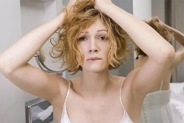 干性头发会变成油性头发吗 干性头发会导致头皮屑吗 干性头发会变成油性头发吗 干性头发会导致头皮屑吗