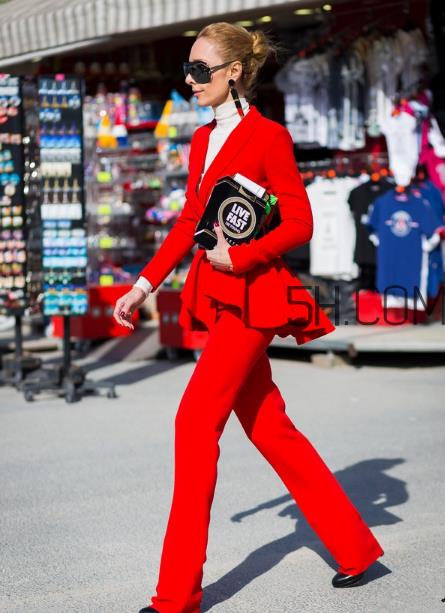 红色外套里面配什么?红色外套内搭什么颜色? 红色外套里面配什么?红色外套内搭什么颜色?