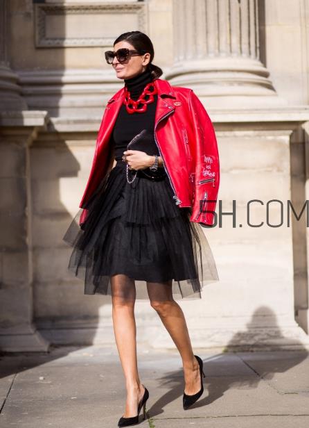 红色外套里面配什么?红色外套内搭什么颜色? 红色外套里面配什么?红色外套内搭什么颜色?