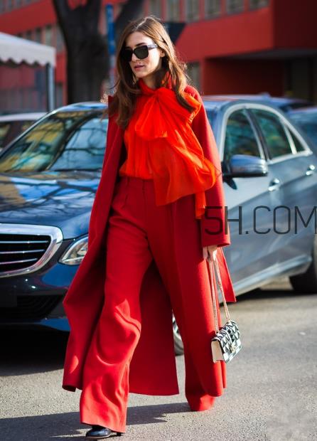 红色外套里面配什么?红色外套内搭什么颜色? 红色外套里面配什么?红色外套内搭什么颜色?