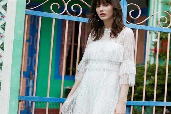 蕾丝裙适合什么场合穿 不同场合穿搭技巧 蕾丝裙适合什么场合穿 不同场合穿搭技巧