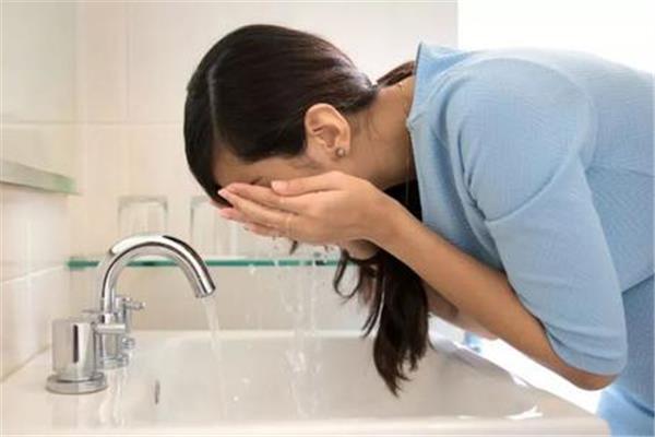敏感肌用洗面奶还是清水 敏感肌用什么洗面奶比较好 敏感肌用洗面奶还是清水 敏感肌用什么洗面奶比较好