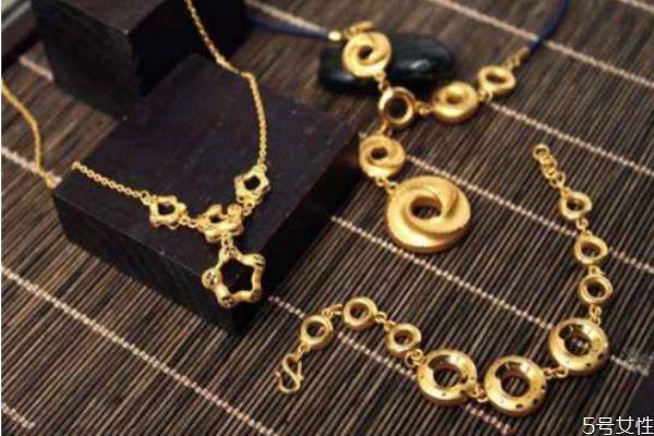 如何辨别白金与铂金 白金和铂金的区别 如何辨别白金与铂金 白金和铂金的区别